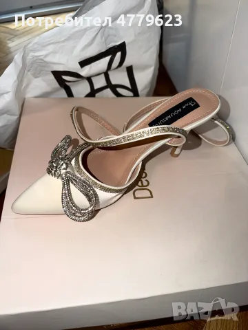 Елегантни бели обувки с панделка от камъни 💎