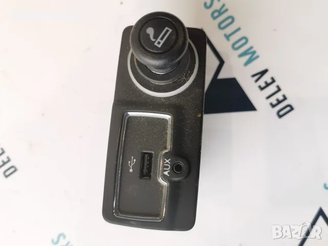 735604054 Модул на централната конзола с USB, AUX и 12 V гнездо Mopar USB порт, AUX вход и 12 V