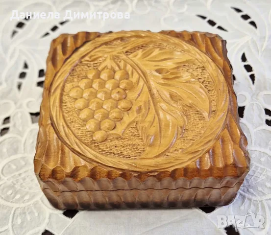 Ръчно резбована дървена кутия