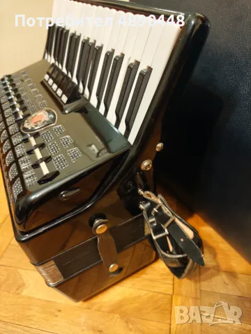 Акордеон Royal Standard Meteor 60 баса с куфар, снимка 8 - Акордеони - 56626938