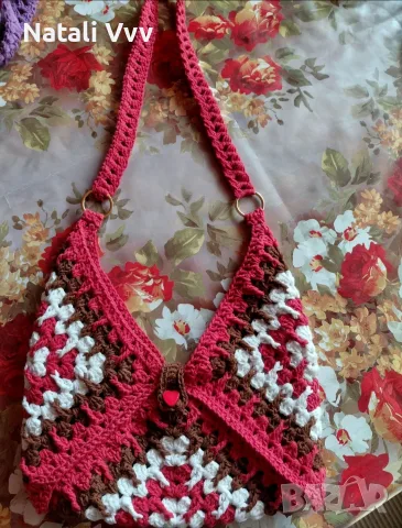Продавам ръчно плетена чанта на една кука (тип „Granny Square“).