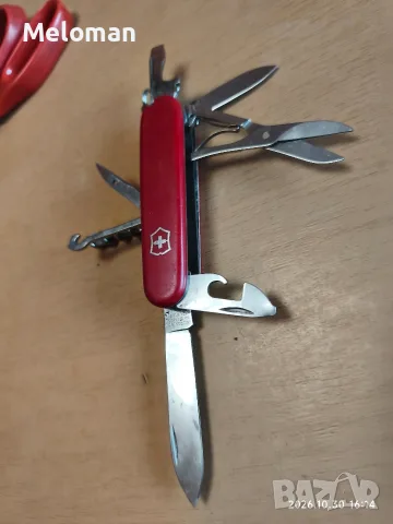 Продавам комбиниран нож VICTORINOX CLIMBER