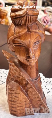 Дървена фигура на женски бюст