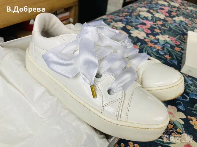  Бели обувки  Guess
