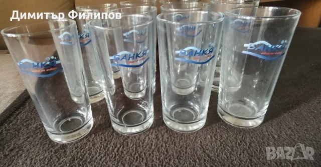 Стандартна стъклена водна чаша с цилиндрична форма и лого
