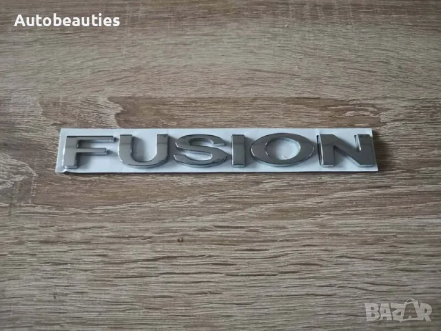 сребриста емблема Ford Fusion