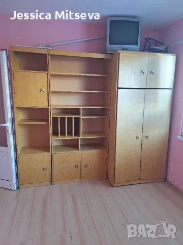 Продавам масивна секция в комплект с легла и бюро