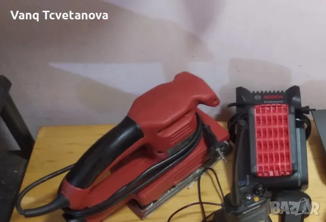 Бош зарядно с батерия и вибро шлайф 