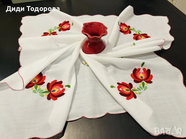 🌸 Ново ръчно избродирано каре за маса (77 х 77 см) + ПОДАРЪК малка вазичка 🎁