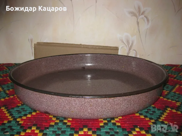 Голяма, стара, емайлирана тава, соц. производство. Цена- 14 евро.  Пращам по Еконт. 