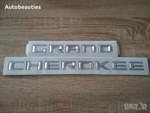 сребрист надпис емблема Jeep Grand Cherokee