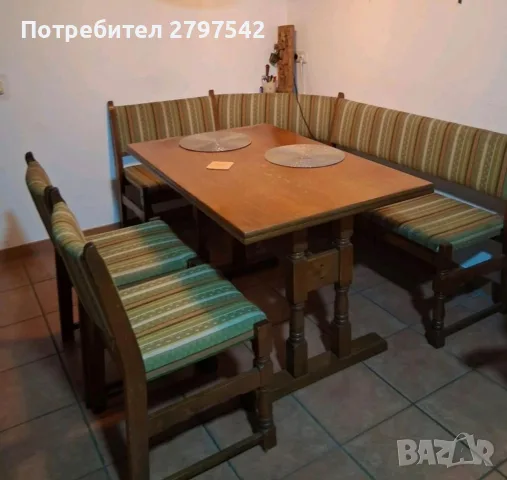 Кухненски ъгъл с маса и столове 