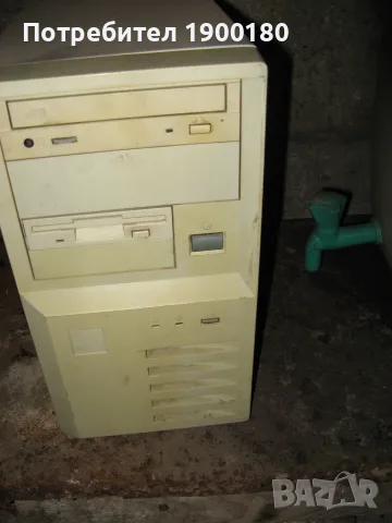 стар компютър с 1,44" флопи и CD