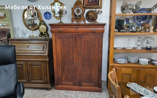 Старинен шкаф от дърво