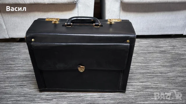 Продавам класически пилотски куфар (pilot case) от естествена черна кожа