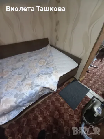 Продавам  Приста с пружинен матрак, топ матрак и олекотено покривало.