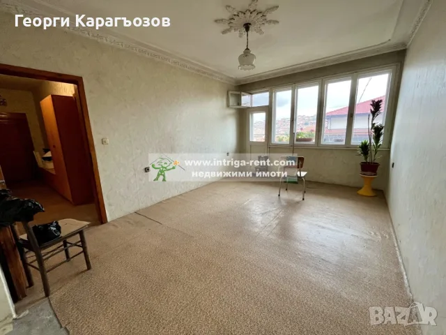 №3930 Тристаен апартамент с гараж и ремонтирана таванска стая, близо до Монумента на Богородица.