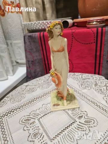 Италянска статуетка на дама с  шапка