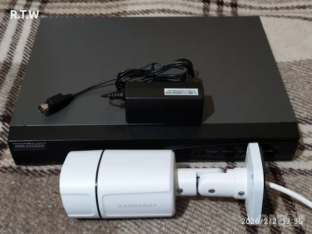 Видеорекордер 4-канален мрежов IP NVR Hikvision DS-7604NI-E1/A + 4MP IP камера 