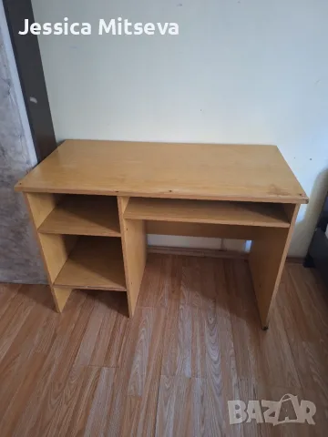 Продавам масивно бюро в комплект със секция и легла