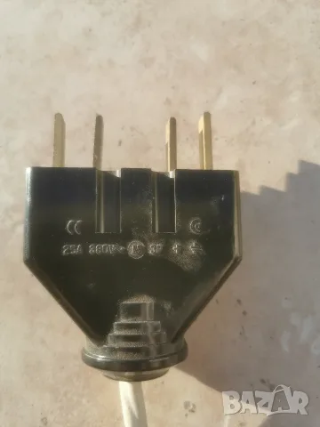 трифазен бакелитов щепсел с номинален ток 25 А и напрежение 380 V
