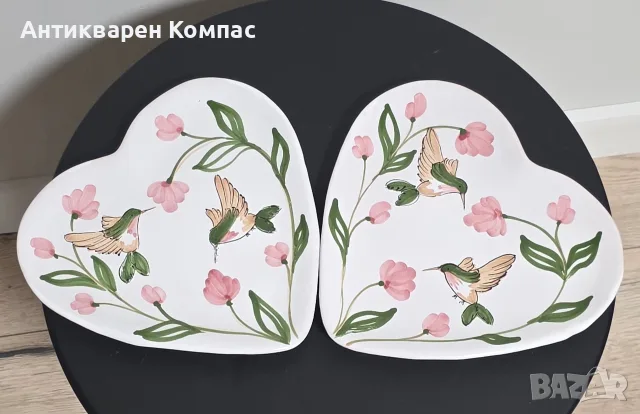 Френски арт фаянс: Ръчно рисувани чинии „Сърца с колибри“ (комплект 2 бр.)
