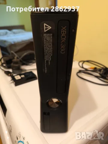 Xbox 360 S (за части - не включва) към него и а РАБОТЕЩИ, джойстици, кабели, зарядно и работещ 250 G