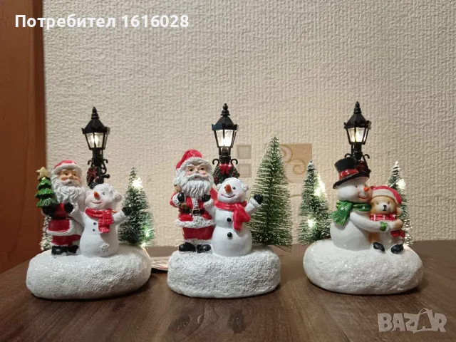 Коледни LED мини сцени за декорация край елхата.