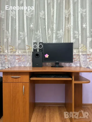 Бюро с монитор и колони