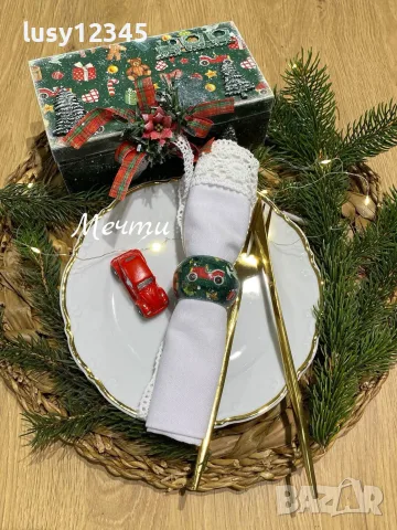 Дървена кутия с шест пръстени за салфетки с весели, коледни мотиви.🧸🎄🚂
