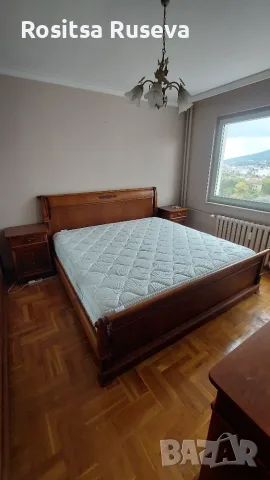 Продавам старинно легло