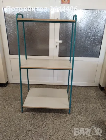 Метален стелаж с дървени рафтове
