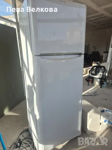 Хладилник Indesit с горна камера, работещ