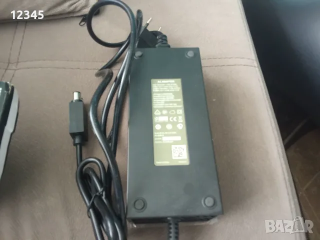 Продавам чисто ново захранване за Xbox one+подарък игра 