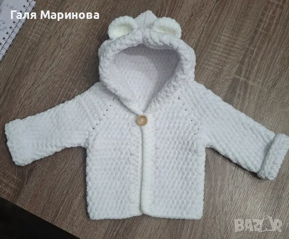 Ръчно плетена бебешка жилетка