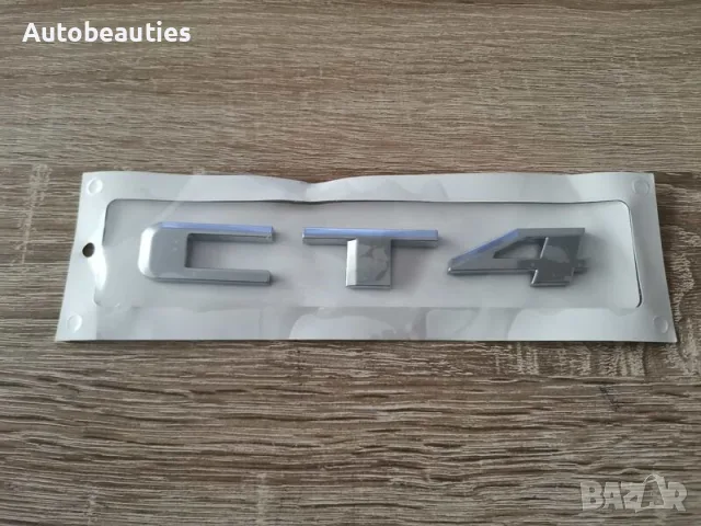 сребристо лого Cadillac CT4