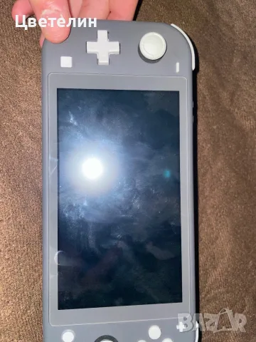 Продавам Nintendo Switch lite в много добро състояние идва с кабел за зараждане и калъф подарък