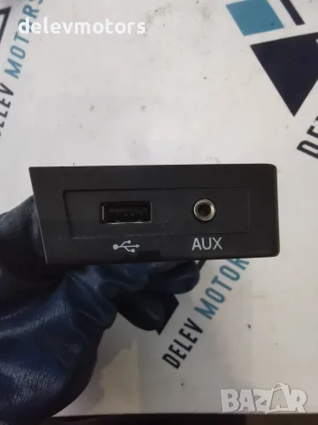 5JB0357279B9 Модул за USB и AUX интерфейс на централната конзола HBM USB порт и AUX вход за Skoda
