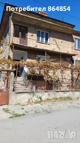 Продавам триетажна къща