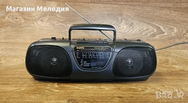 Радиокасетофон SANYO M7035K Японска ретро класика. Работи отлично.