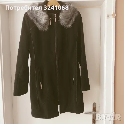Официално българско дамско палто с качулка. 