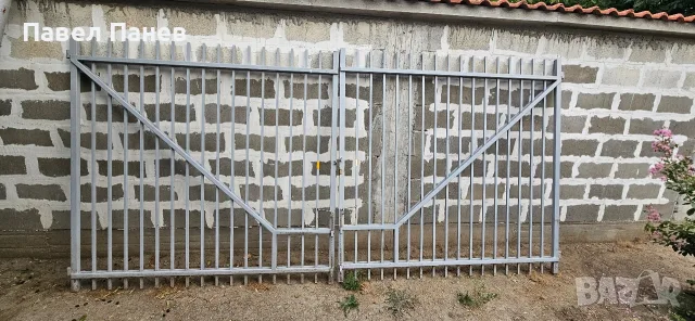 Метална дворна врата двукрилна.