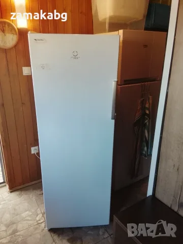 Вертикален Фризер Indesit