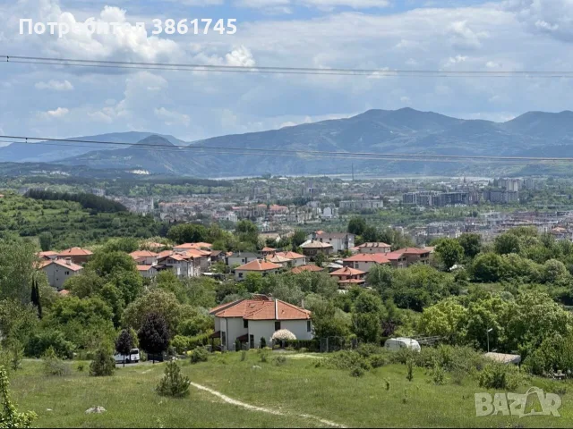 Продава се къща с двор и гаражно място на красива локация