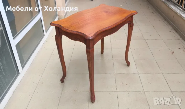 Висока антикварна масичка