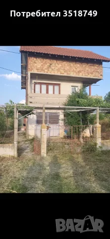 Триетажна ,масивна ,здрава къща,тухла  и голям двор