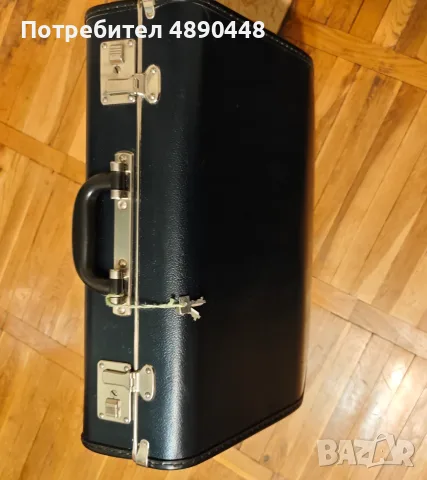 Акордеон Royal Standard Meteor 60 баса с куфар, снимка 2 - Акордеони - 56626938
