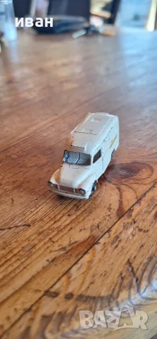Моделче-Lesney England Lomas Ambulance 