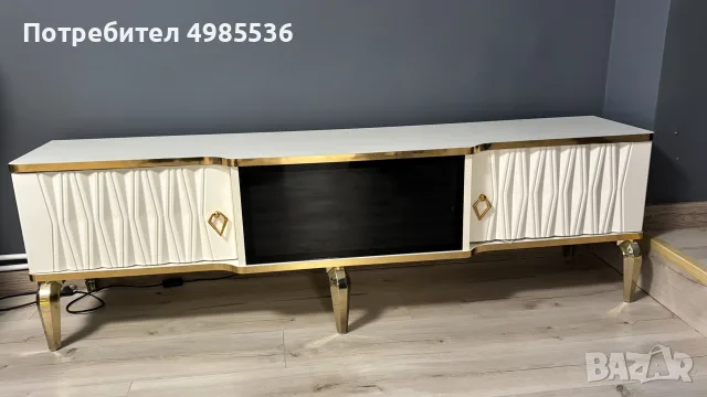 ТВ шкаф с LED осветление (камина) – бял със златисти елементи