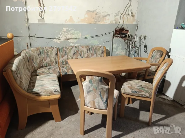 Кухненски ъгъл с маса и столове 
